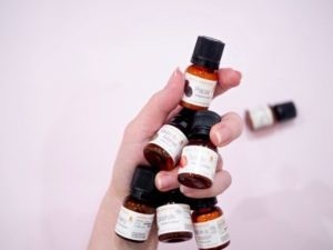 Ostolakossa luonnonöljyt ihonhoidossa