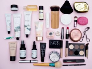 Ostolakossa kosmetiikat matkalle mukaan Virve Fredman