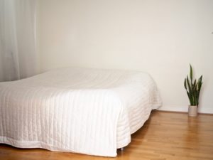 Minimalistinen makuuhuone yksi huonekalu Virve Fredman Ostolakossa