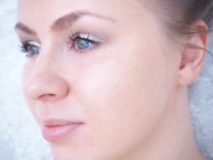 Luonnonmukainen meikkivoide Korento voidemainen meikkipohja kokemuksia Virve Fredman