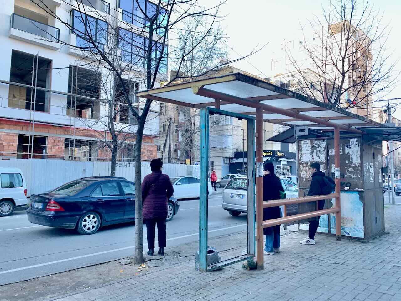 Bussipysäkki Durrësissa.